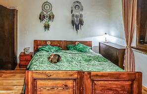 4 bedrooms, travel crib