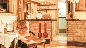 Una cucina accogliente con camino in mattoni, arredamento in legno e zona pranzo con tavolo e sedie.