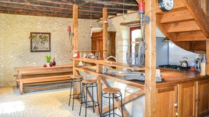 Cafetera o tetera, frigorífico, microondas y placa de cocina