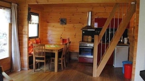 Kjøleskap, ovn og høy barnestol