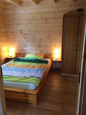 2 bedrooms, travel cot, WiFi, bed sheets