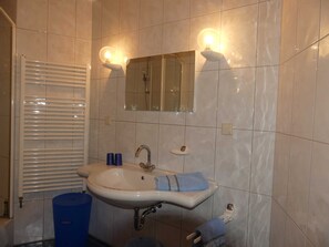 Chuveiro, secador de cabelo, toalhas de banho 