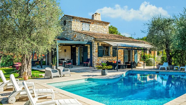 A stone villa with a swimming pool, outdoor seating, and a garden. - 3 bedroom gorgeous home in Grasse (Grasse)
