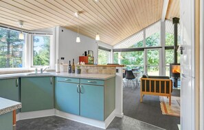 Kühlschrank, Ofen, Geschirrspüler, Wasserkocher mit Kaffee-/Teezubehör