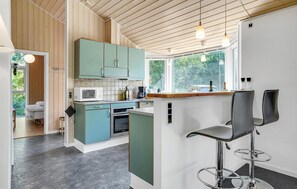 Kühlschrank, Ofen, Geschirrspüler, Wasserkocher mit Kaffee-/Teezubehör