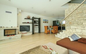 TV, fireplace, DVD player - Lovely home in Sv.Ivan (Sv.Ivan)