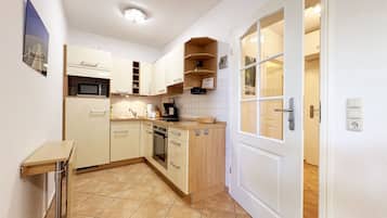 Coffee/tea maker, fridge, microwave, oven