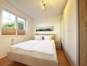 2 bedrooms, travel crib, WiFi