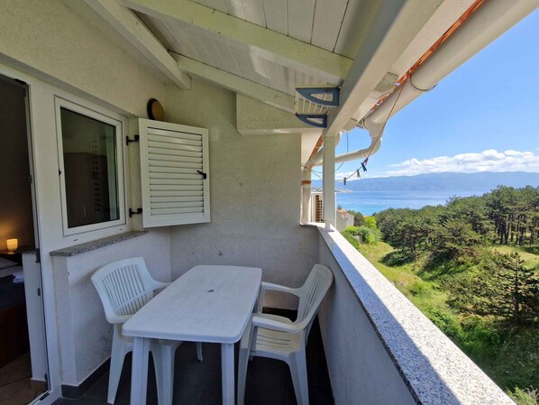 Outdoor dining - Holiday apartment with air conditioning (Baška)