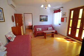 TV - Holiday apartment with large terrace and beautiful garden (Veli Lošinj)