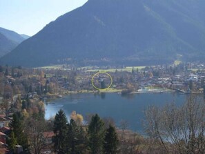 Un lago rodeado de montañas y un pueblo.