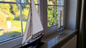 Zwei Modellsegelboote auf einer Fensterbank.