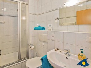 Douche, serviettes fournies, savon, papier toilette