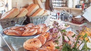Une vitrine de boulangerie présentant une variété de pains et de pâtisseries.