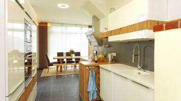 Kühlschrank, Mikrowelle, Ofen, Geschirrspüler