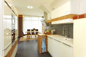 Kühlschrank, Mikrowelle, Ofen, Geschirrspüler