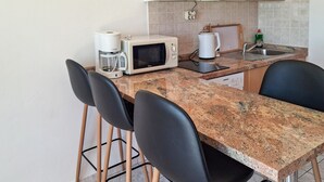 Kaffetrakter/tekoker, kjøleskap, mikrobølgeovn og kokeplater