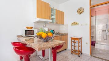 Een koelkast, een kookplaat, een vaatwasser