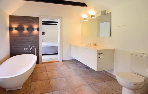 Combined shower/tub