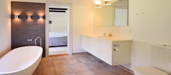 Pet friendly home in Struer with house sea view