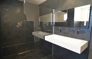 Combined shower/bathtub