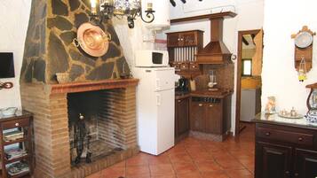 Refrigerador, parrilla de estufa y cafetera y tetera