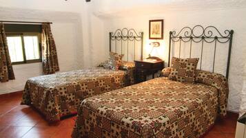 6 室のベッドルーム、WiFi (無料)、ベッドシーツ