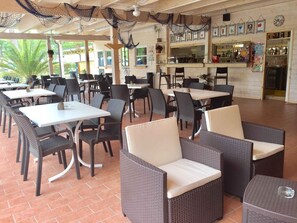 تناول الطعام بالخارج