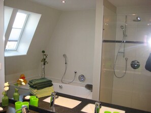 シャワー、ヘアドライヤー、タオル