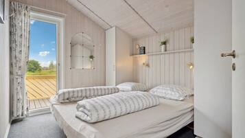 5 makuuhuonetta, vauvan matkasänky, internet