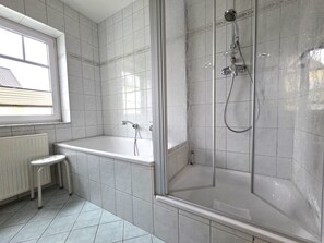 Shower, hair dryer, towels, soap - Holiday Magdalena - cozy apartments Will - 350m to the Baltic Sea beach (Heringsdorf)