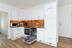 Kühlschrank, Mikrowelle, Ofen, Geschirrspüler