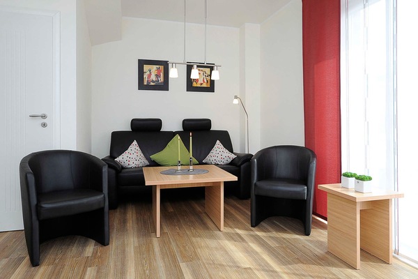 Wohnzimmer mit integriertem Küchenbereich
