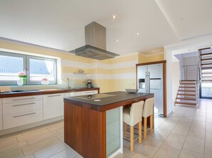 Kühlschrank, Mikrowelle, Ofen, Geschirrspüler