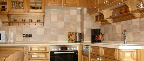 Kjøleskap, mikrobølgeovn, ovn og oppvaskmaskin