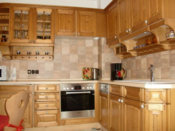 Kühlschrank, Mikrowelle, Ofen, Geschirrspüler