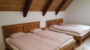 4 bedrooms, WiFi - Holiday home with stylish wooden furniture (Horní Maršov)
