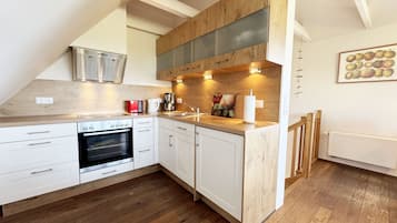 Kühlschrank, Ofen, Geschirrspüler, Wasserkocher mit Kaffee-/Teezubehör