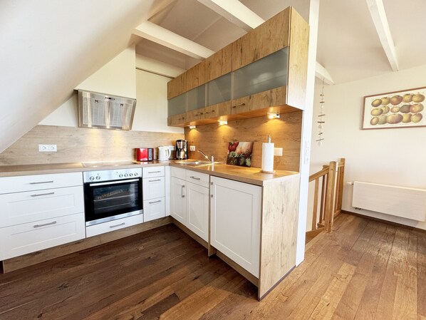 Kühlschrank, Ofen, Geschirrspüler, Wasserkocher mit Kaffee-/Teezubehör