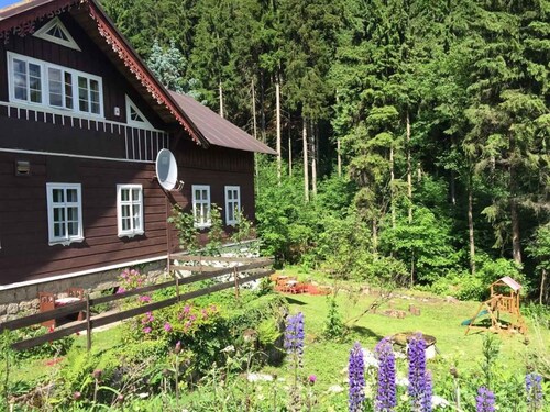 Berghütte mit Bademöglichkeit, Spielplatz und wunderschönem Blick auf die Wälder