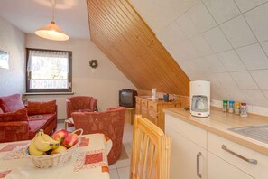 Tv, ett bordtennisbord och en stereo