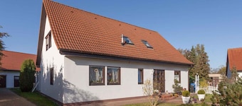 Ferieleilighet med stor hage og b��lplass