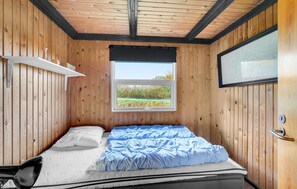 4 bedrooms, travel crib, free WiFi