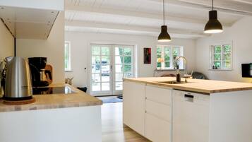 Frigorífico, placa de cocina, lavavajillas y cafetera o tetera