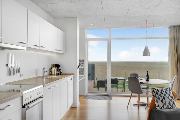 Kjøleskap, kokeplater, oppvaskmaskin og kaffetrakter/tekoker