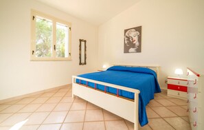 5 bedrooms, travel cot