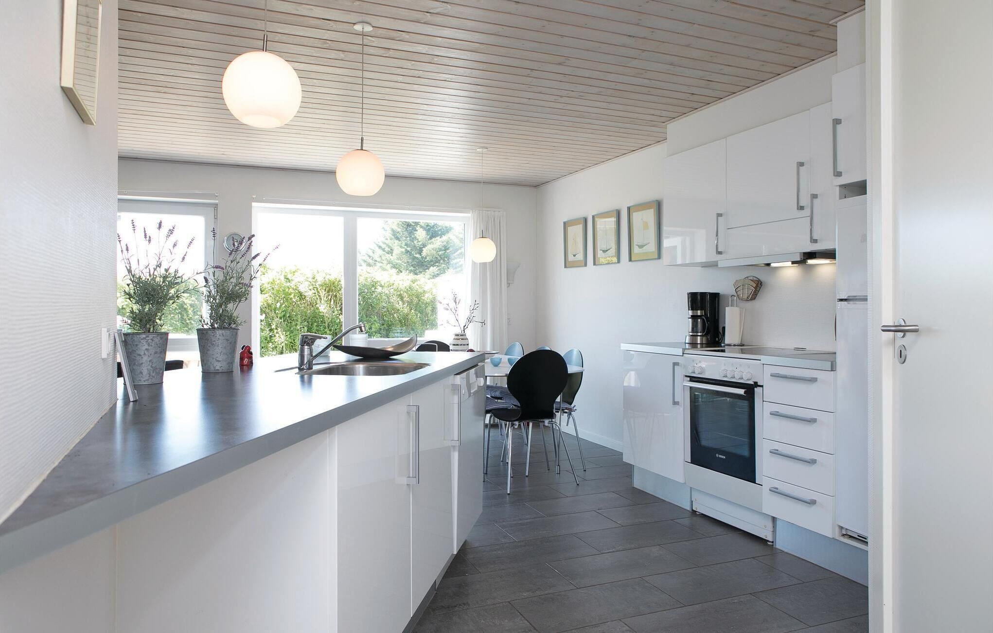 Kylskåp, spishäll, diskmaskin och kaffe- och tebryggare