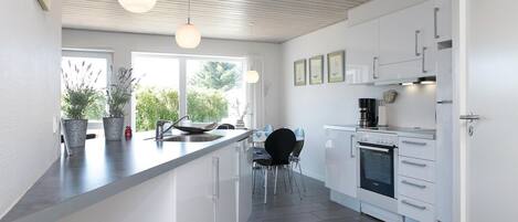 Kylskåp, spishäll, diskmaskin och kaffe- och tebryggare