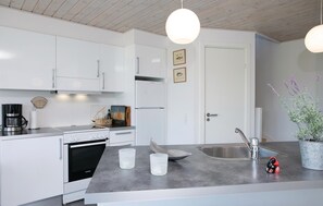Køleskab, kogeplade, opvaskemaskine, kaffe-/temaskine