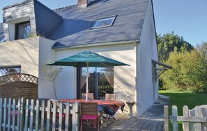 Outdoor dining - Pet friendly home in Plomeur (Plomeur)